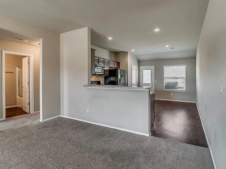 2725 Demotte Dr — Photo 7