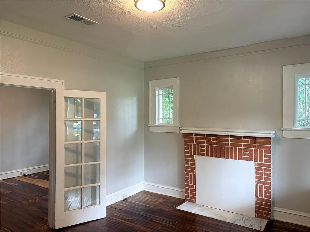 1 bed, 1.0 bath, 1078 sqft, $900 — Photo 2