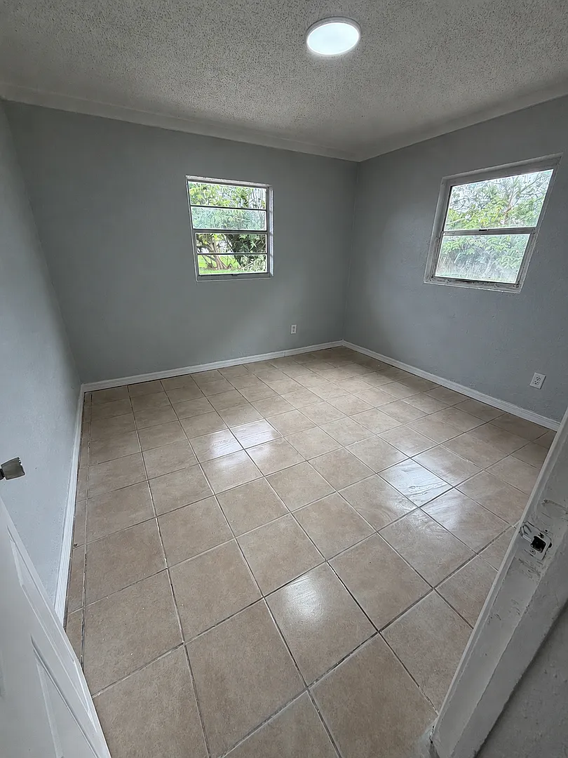 Nice 2BR/1BA Duplex Near Schools in Winter Haven! — Photo 4