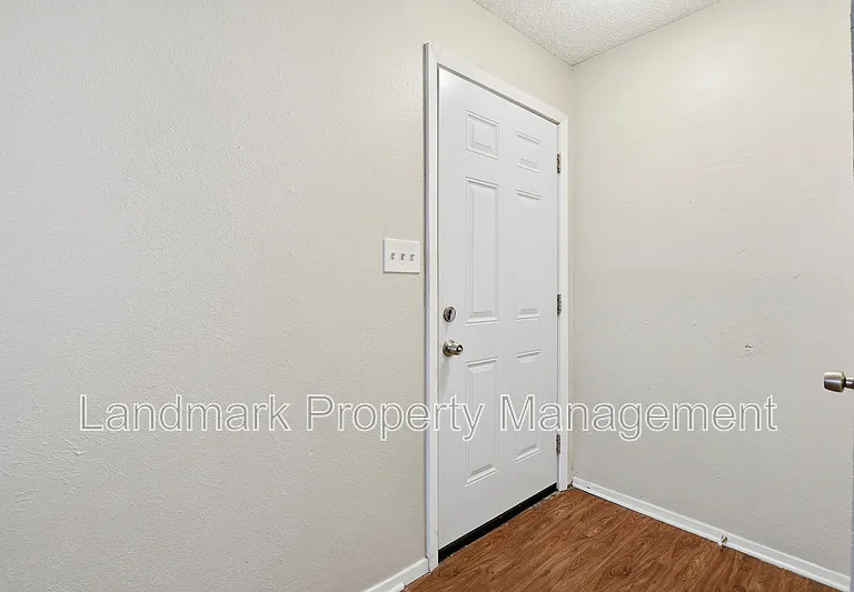 6811 Trail Lake Dr — Photo 5