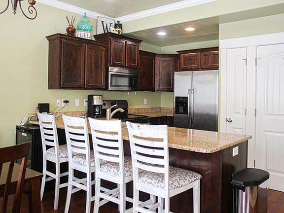 Breakfast Bar and Kithcen