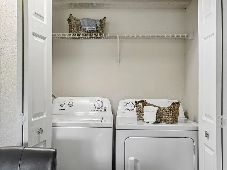 Full Size Washer/Dryer Hookups*