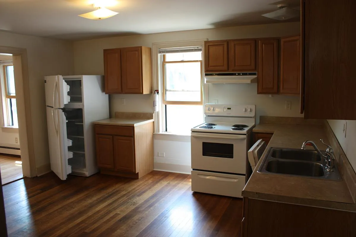 97 N Winooski Ave — Photo 3