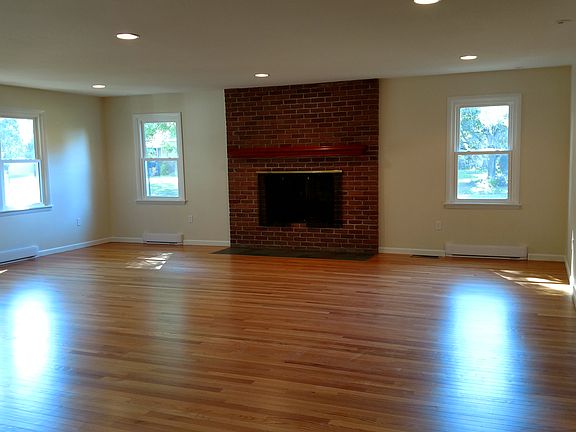 Living room w/fireplace18x23