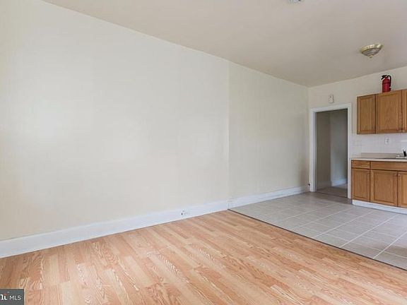 3rd image of 1011 W Cambria St