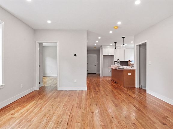 4th image of 183 Madison St