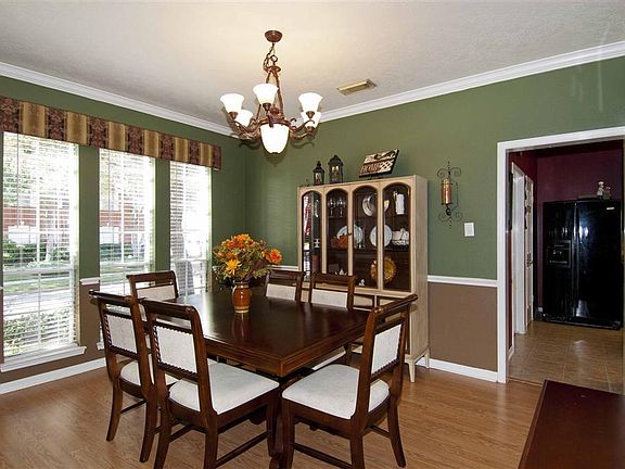 5th image of 1903 Oak Hollow Dr E