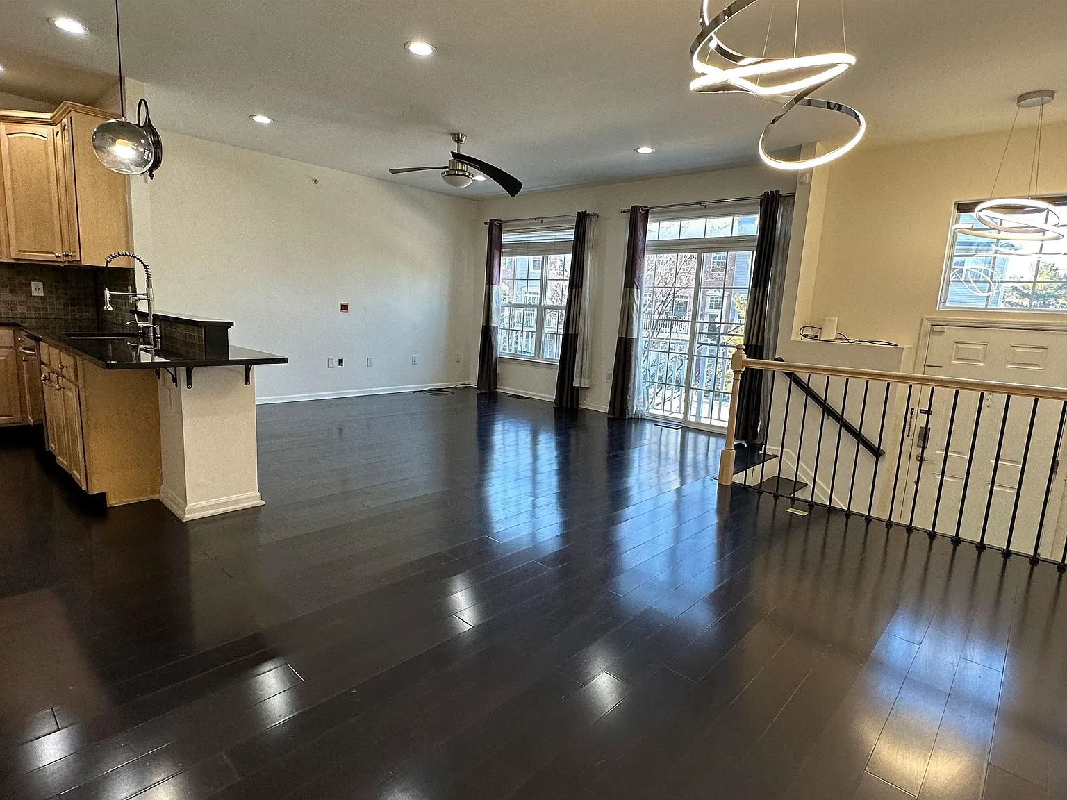 2 bed, 2.5 bath, 1425 sqft, $3,300 — Photo 3