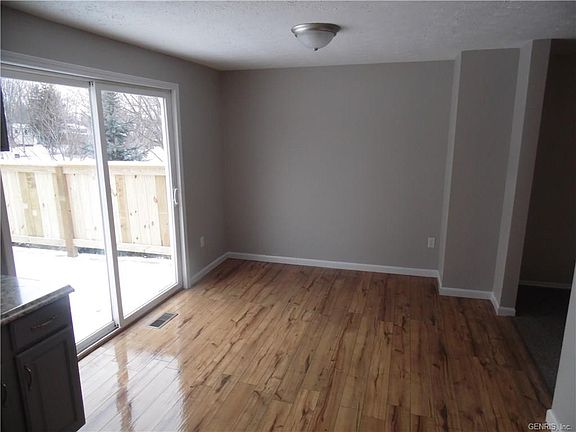 5th image of 75 Close Hollow Dr