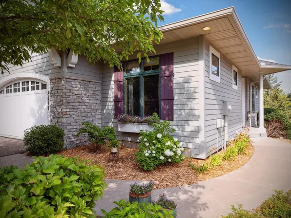 8111 Xerxes Cir, Bloomington, MN 55431