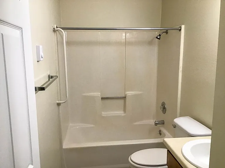 710 Elm Dr — Photo 3