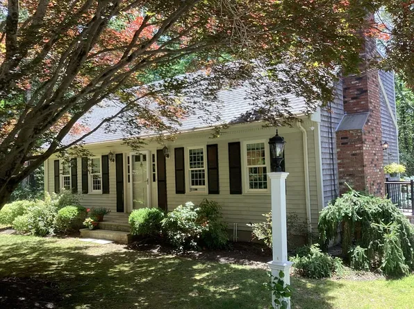 18 Bennett Rd, Rochester, MA 02770