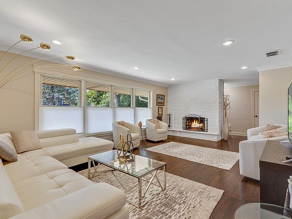 4th image of 23W050 Hackberry Dr