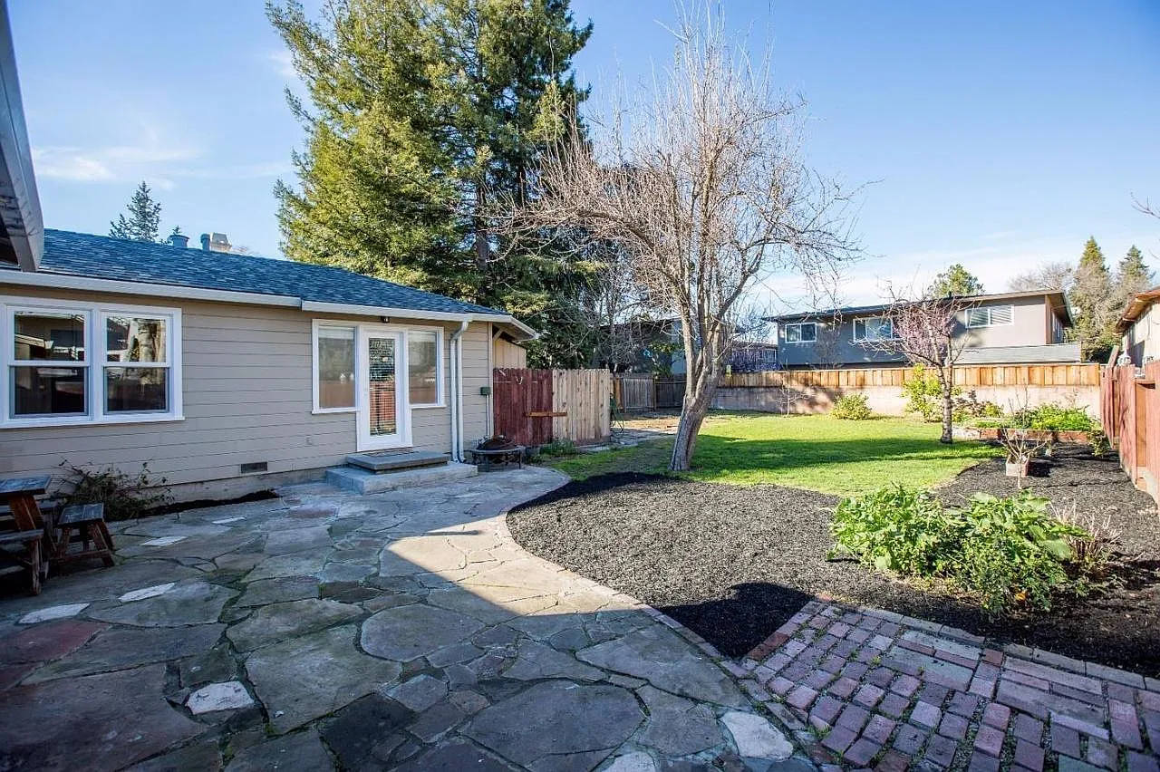3 bed, 1000 sqft, $3,900 — Photo 1