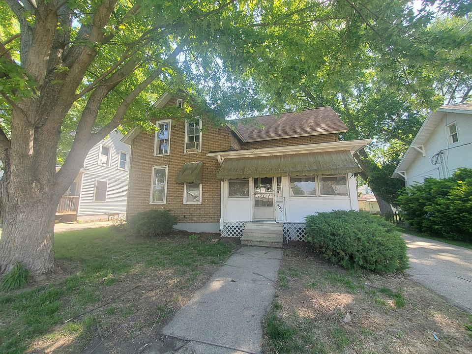 1st image of 906 3rd Ave