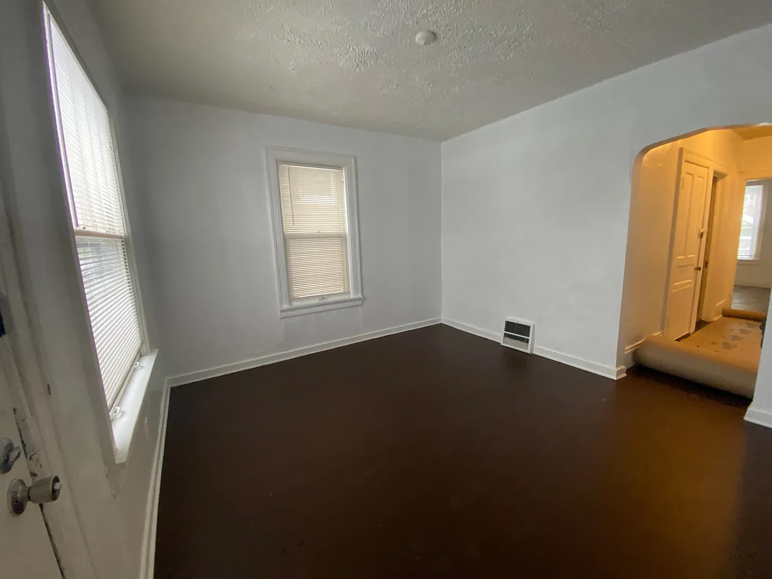 3 bed, 1000 sqft, $1,300 — Photo 4