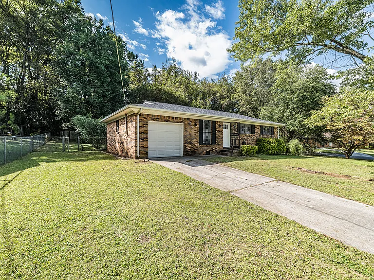 2627 Thornhill Rd NW — Photo 5