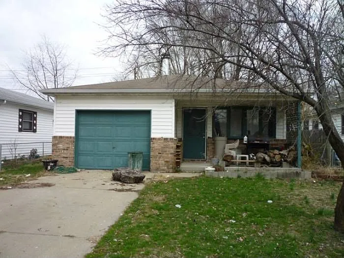 2621 Collier St photo 1