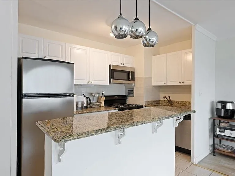 135 Montgomery St #20H — Photo 7