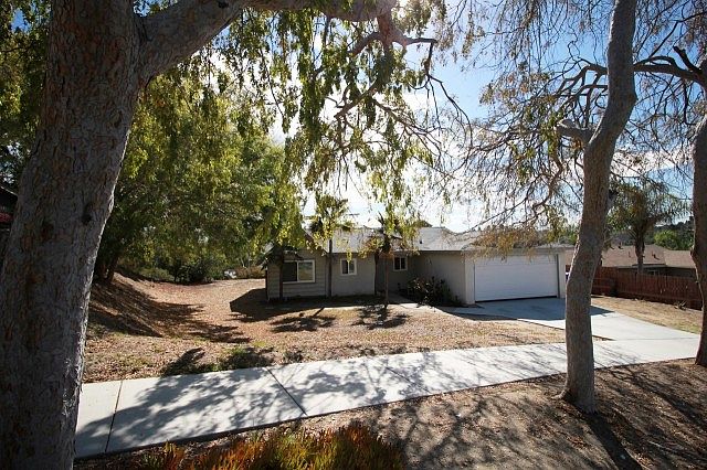 1st image of 328 Bluff Way