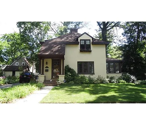 8 Linden Ave photo 1