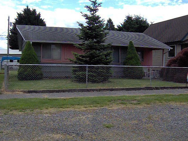 Grat starter home in the much desired Edison district.