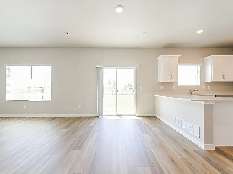 2140 Christina St — Photo 6