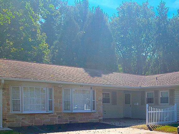 Family Rm w/ FP, bay windows