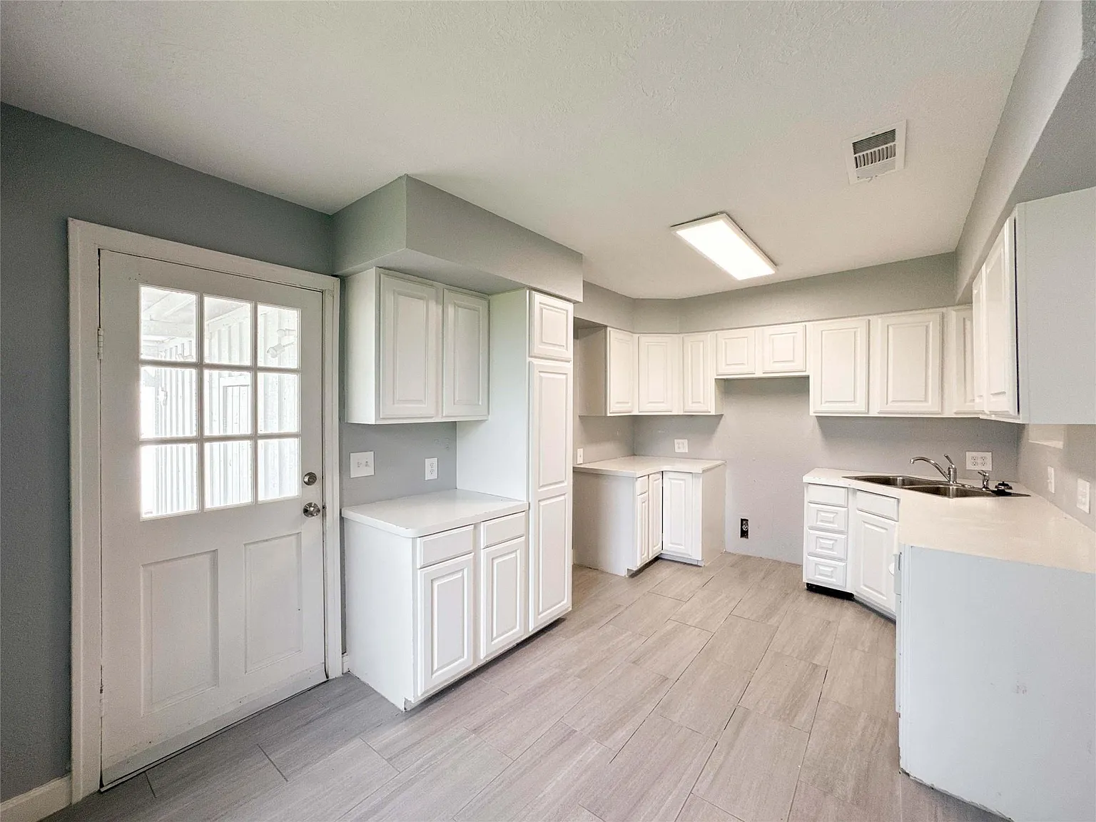 4 bed, 2.0 bath, 2156 sqft, $4,000 — Photo 4