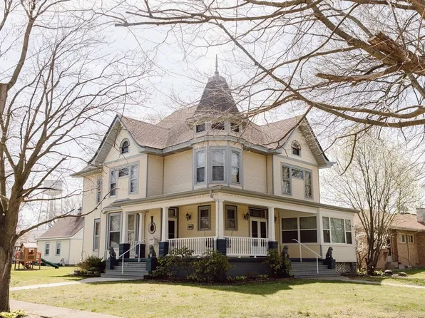 224 W 1st St, Assumption, IL 62510