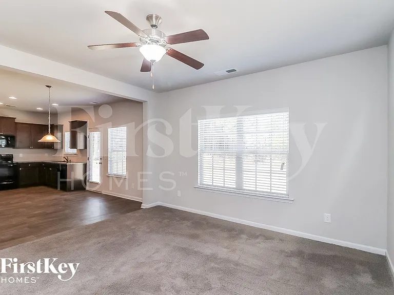 100 Howard Ave — Photo 4