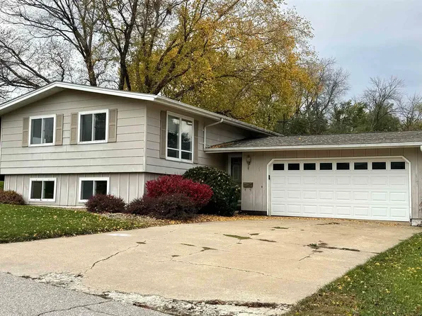 1 Bruce Ln, La Porte City, IA 50651