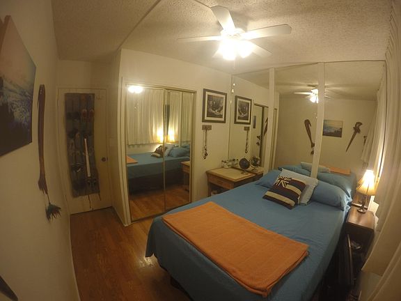 Master bedroom (queen bed)