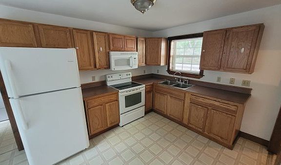 3rd image of 5 Oak Grove St