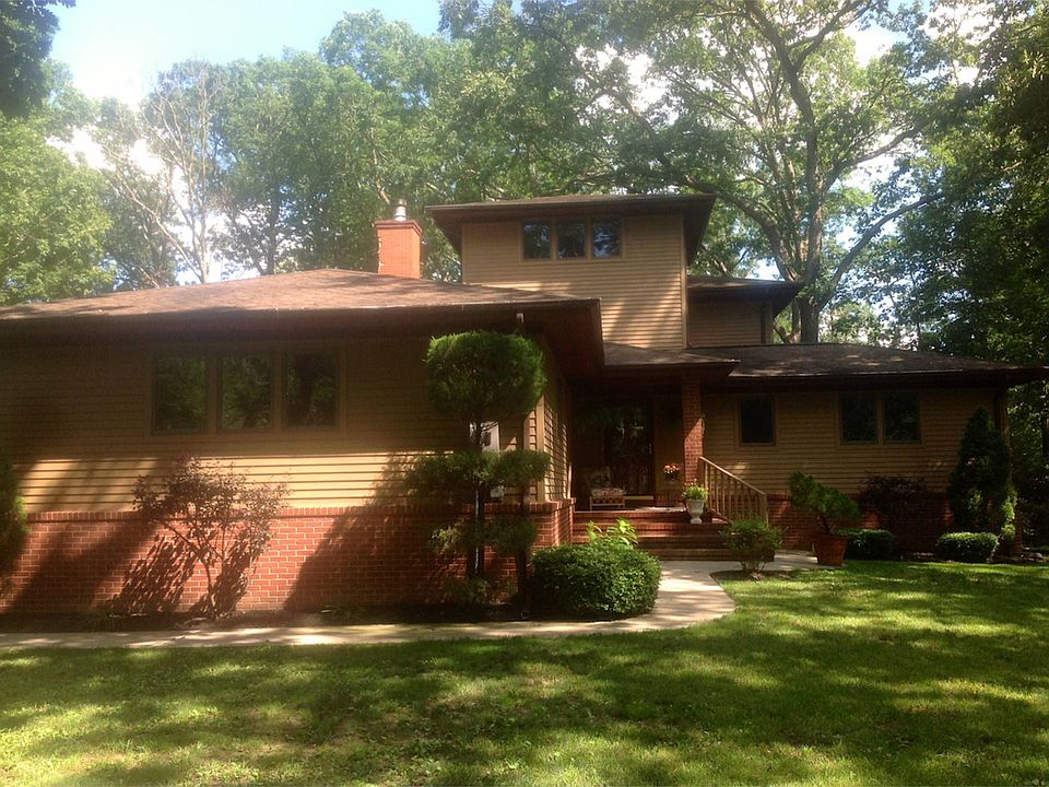 2nd image of 21 Hemlock Dr