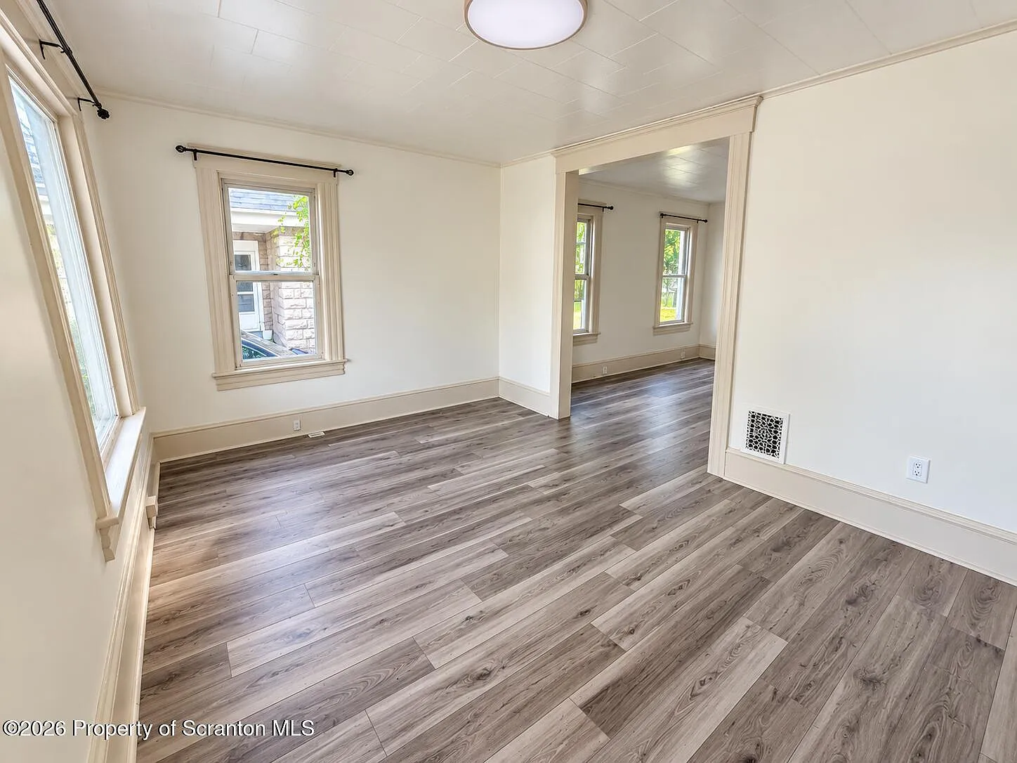 3 bed, 1.0 bath, 1200 sqft, $1,550 — Photo 2
