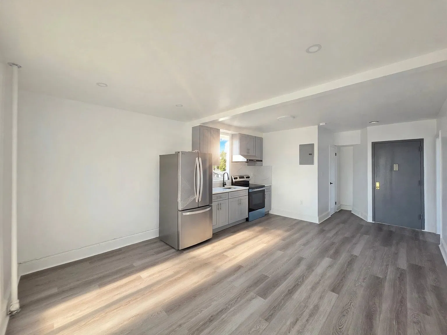 1749 Victory Blvd — Photo 3
