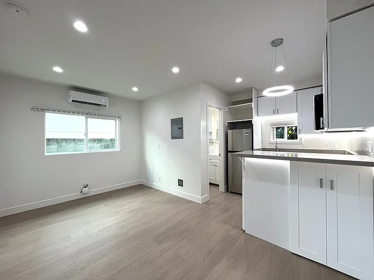 1734 Barry Ave #2 — Photo 4