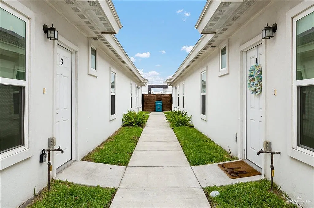 2 bed, 2.0 bath, 955 sqft, $1,200 — Photo 2