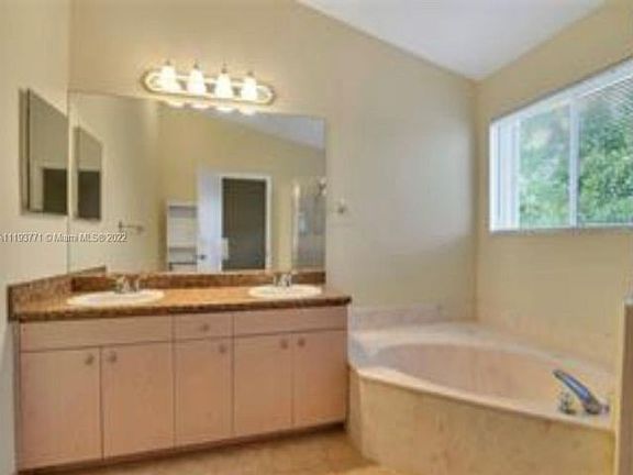 5th image of 513 NW 46th Ave