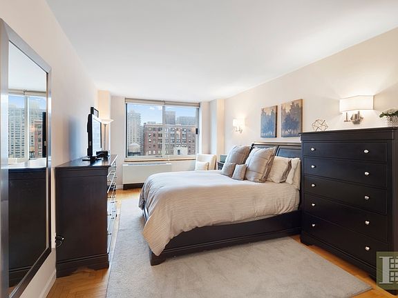 4th image of 201 W 72nd St APT 15D