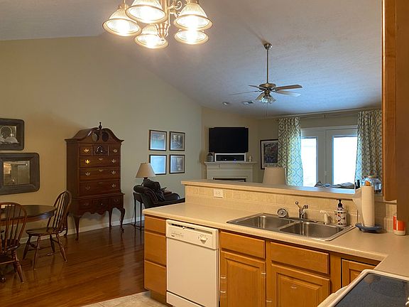 3rd image of 305 Winthrope Way