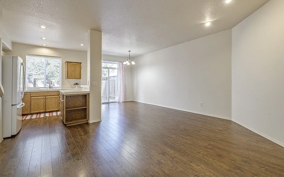 909 SE Sacha Pl — Photo 4
