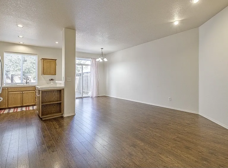 909 SE Sacha Pl — Photo 4