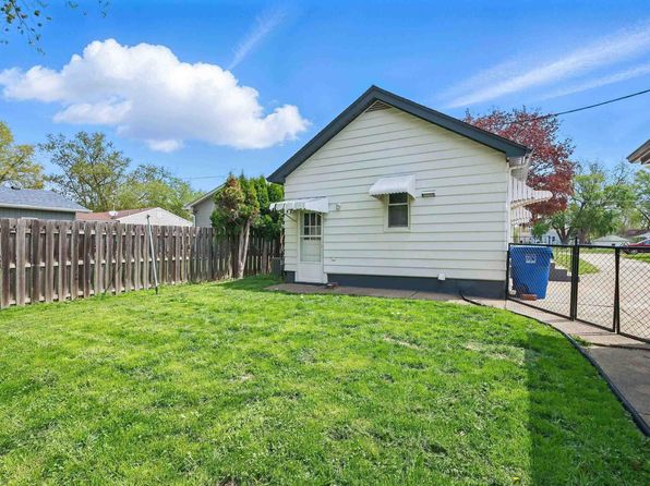 3303 40th St, Moline, IL 61265