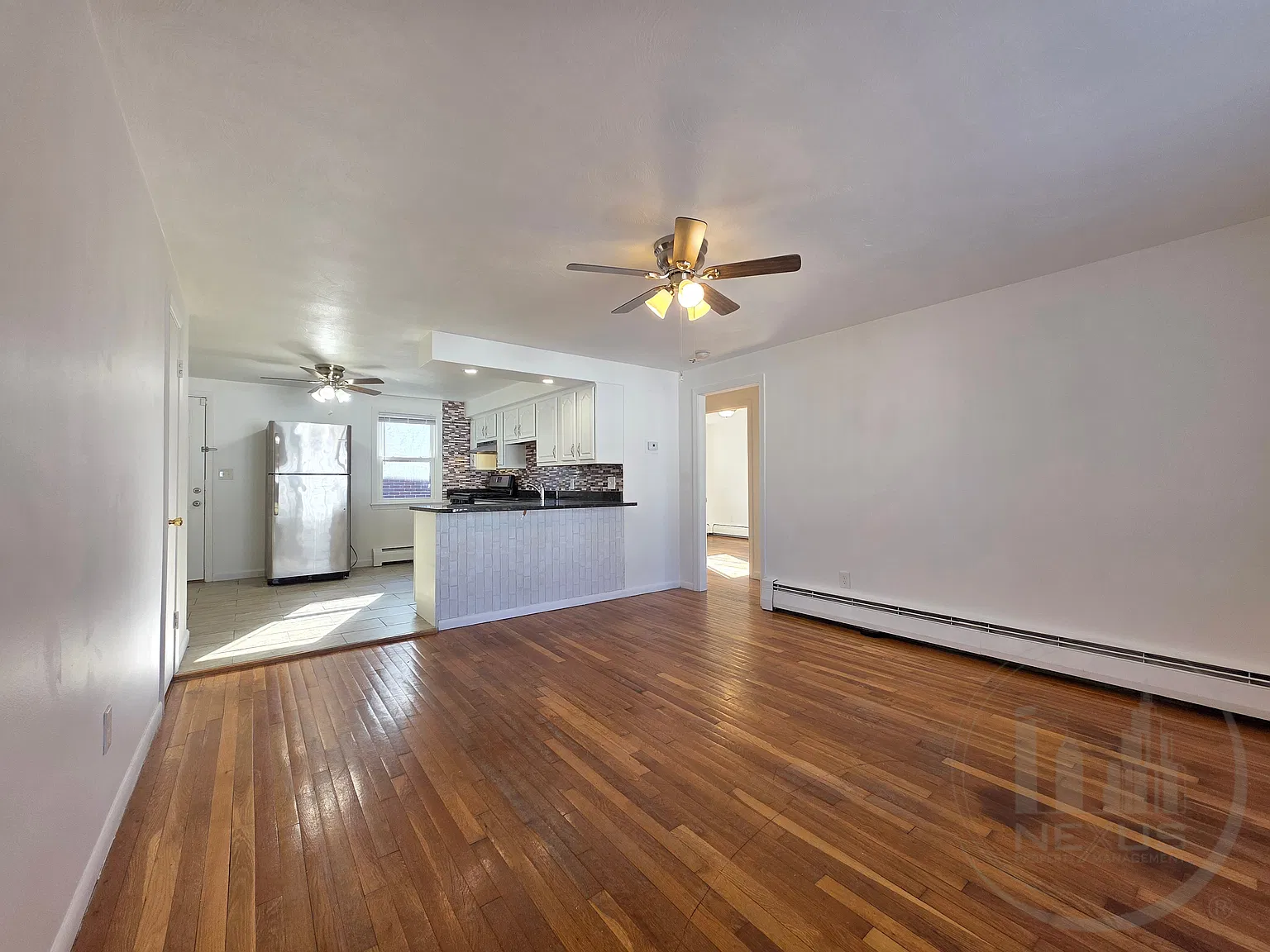  1 Samoset Ave 2b/1b Greatlocale! Garage! Laundry Hardwoods Spacious! — Photo 2