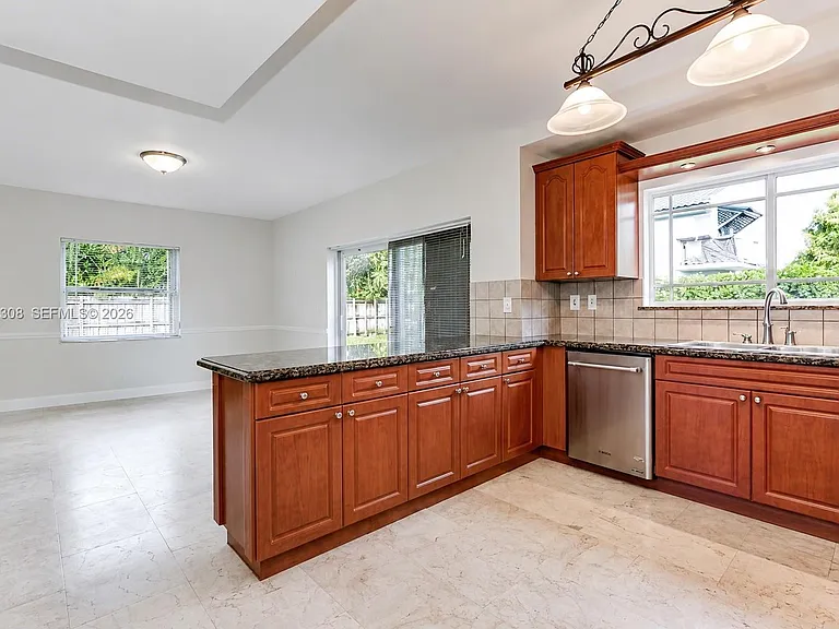 1843 SW 138th Ave — Photo 5