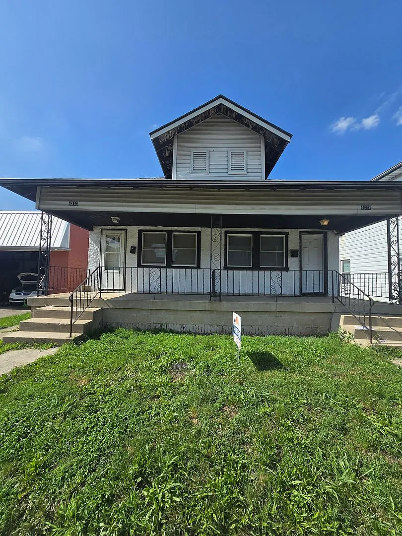 Spacious One Bedroom Duplex Near E. Michigan and Emerson — Photo 1