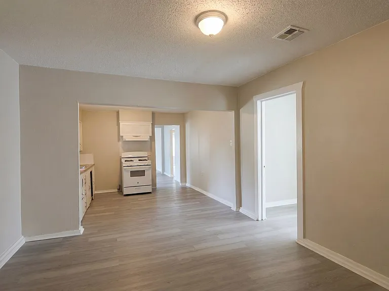 413 Montgomery St — Photo 4