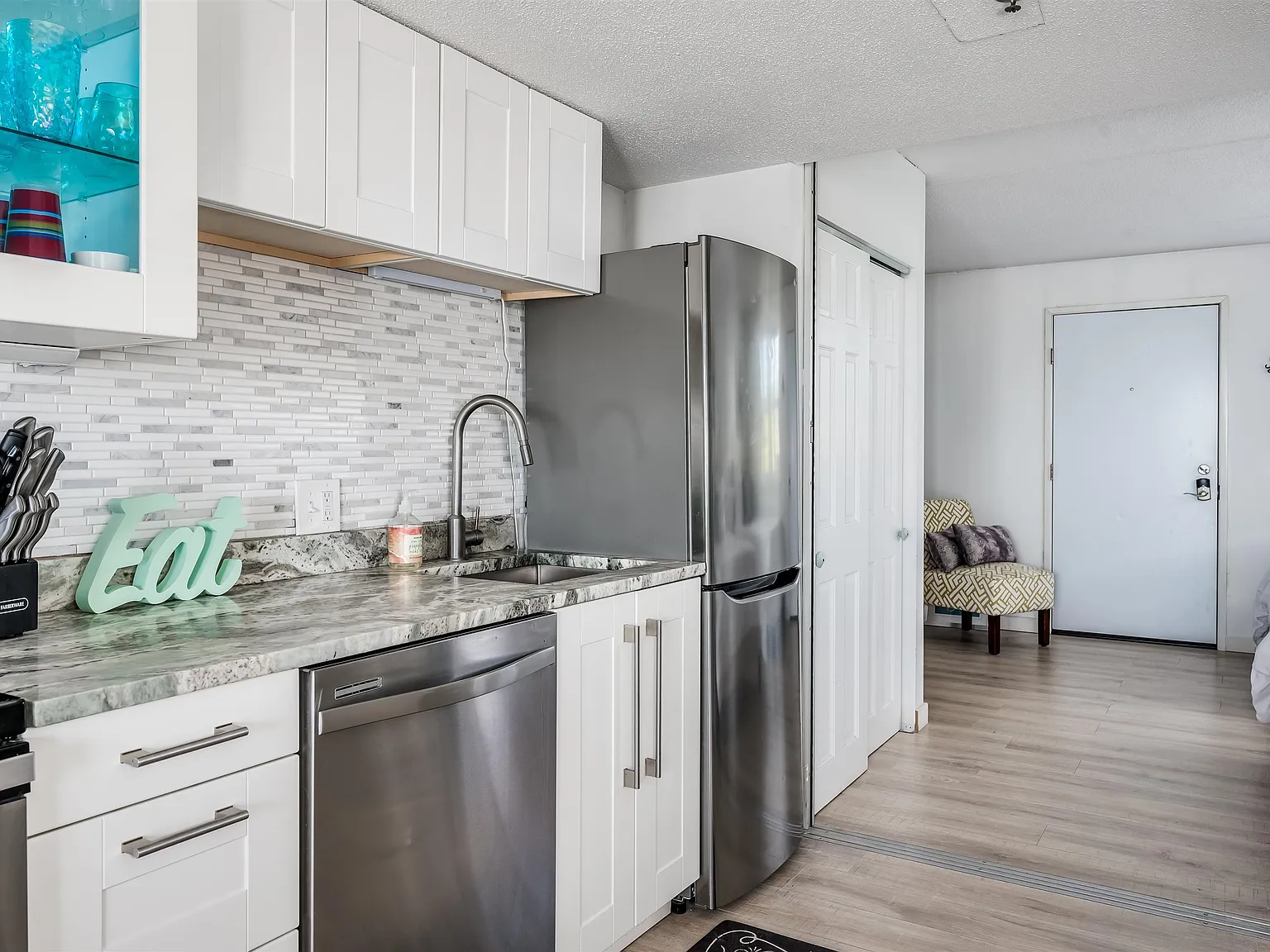 Bailey's Condos — Photo 3